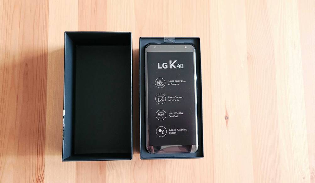 Billig-Smartphone-Test: ein Smartphone in der Originalverpackung.