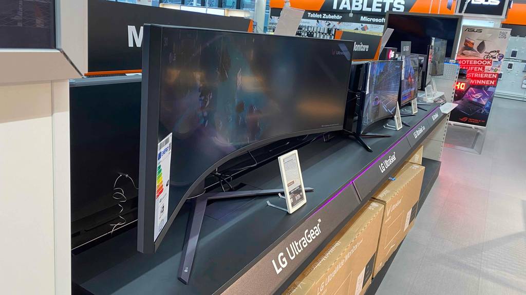 Ultrawide-Monitor getestet: mehrere Ultrawide-Monitore stehen in einem Geschäft nebeneinander.