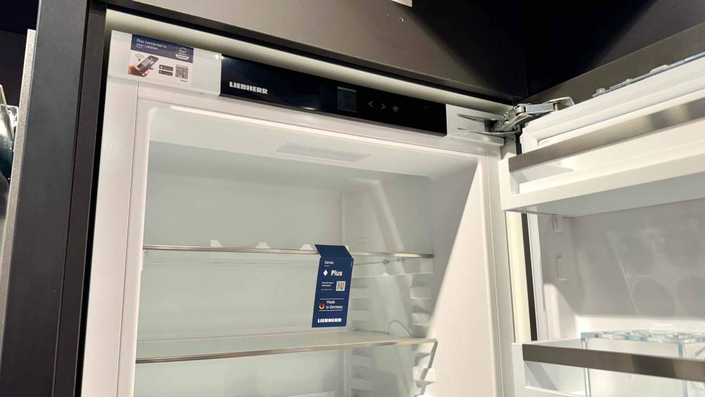 Einbaukühlschrank mit 88 cm-Test: Die Innenfächer des Kühlschranks im Fokus.