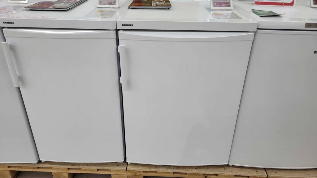 Kühlschrank ohne Gefrierfach im Test: geschlossene Kühlschränke der Marke Liebherr stehen nebeneinander.