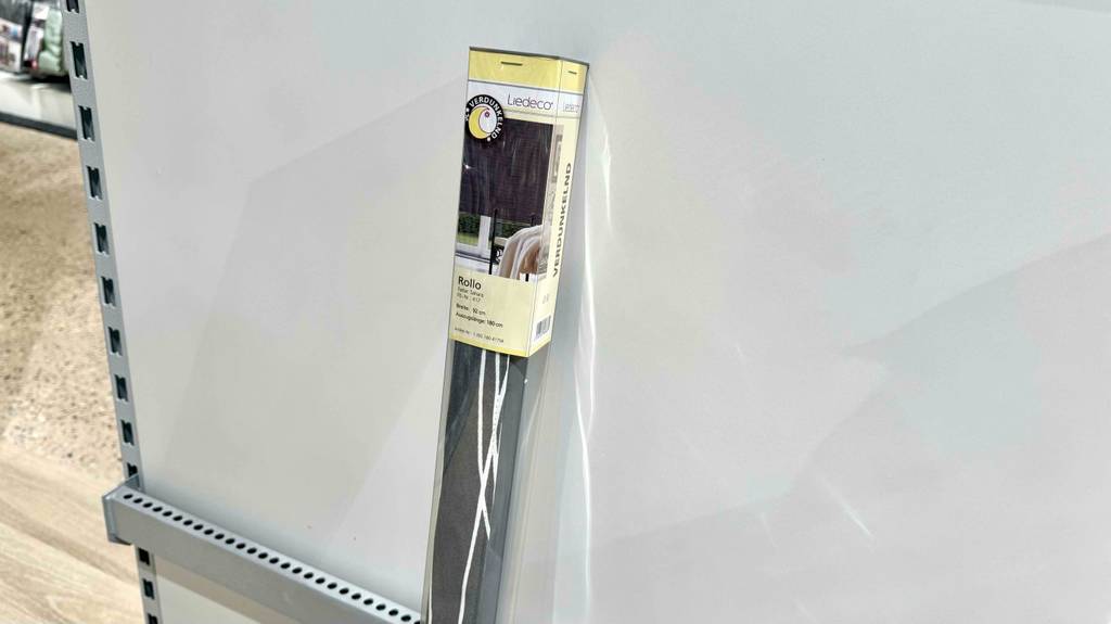 Eine getestete Senkrechtmarkise ist ind er Verpackung an einer Wand angelehnt - mit Blick auf den oberen Teil.