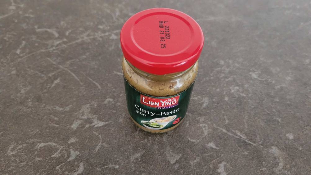 Nahaufnahme des Deckels einer getesteten Currypaste.