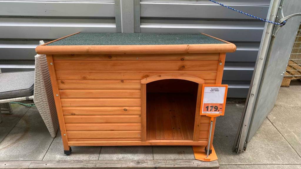 Frontaufnahme einer getesteten XXL-Hundehütte.