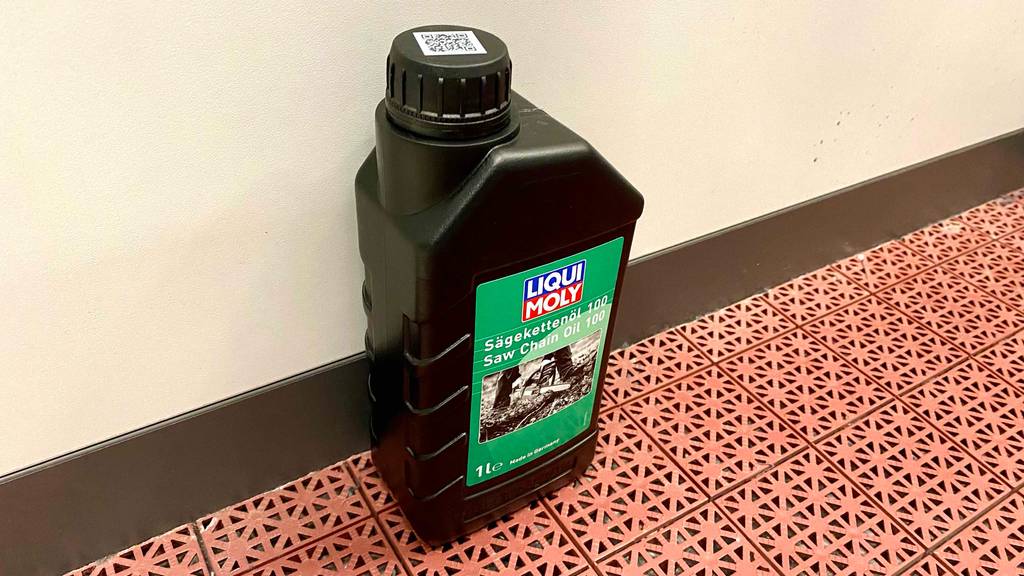 Sägekettenöl-Test: ein Sägekettenöl mit QR-Code am Deckel im stehenden Zustand.
