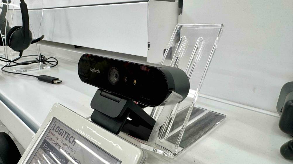 Die getestete 4K-Webcam steht auf einem Regal in einem Geschäft.