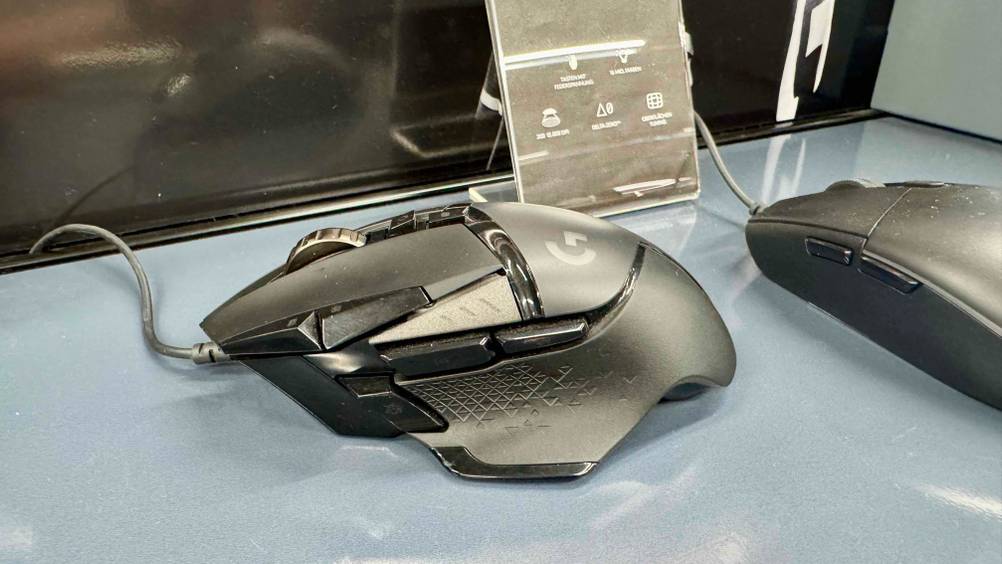 Der innere Seitenteil der getesteten Logitech-Gaming-Maus im Fokus.