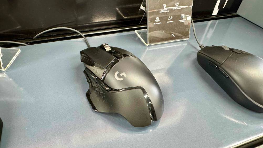 Die getestete Logitech-Gaming-Maus ist neben einer anderen Maus in einem Geschäft positioniert.