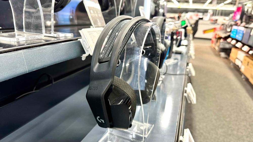 Das getestete Logitech-Headset von der seitlichen Perspektive, das in einem Geschäft ausgestellt ist.