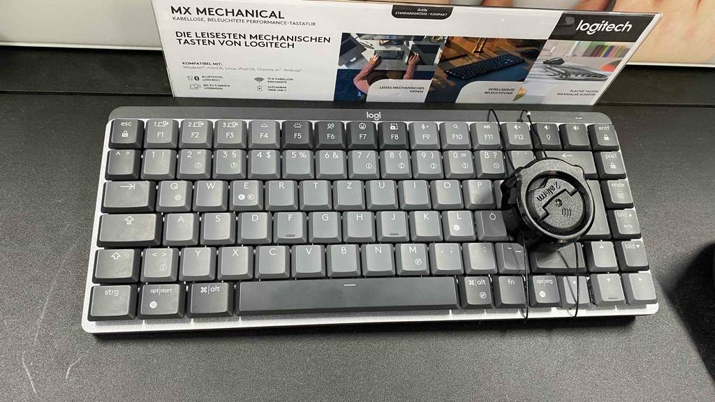 Eine getestete Mini-Tastatur auf einer grauen Fläche von oben.