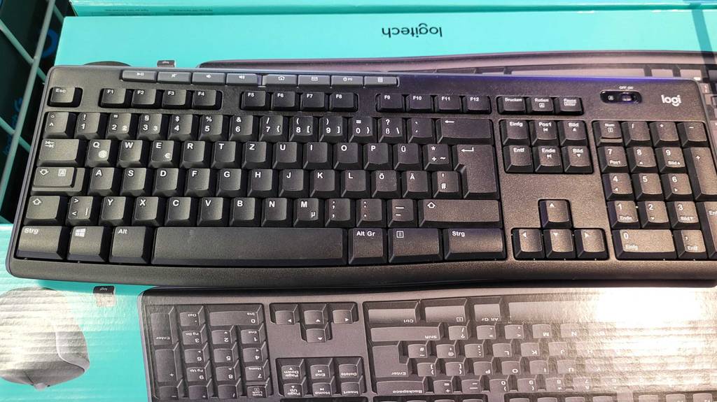 Eine getestete Funktastatur von Logitech steht auf der entsprechenden Verpackung.