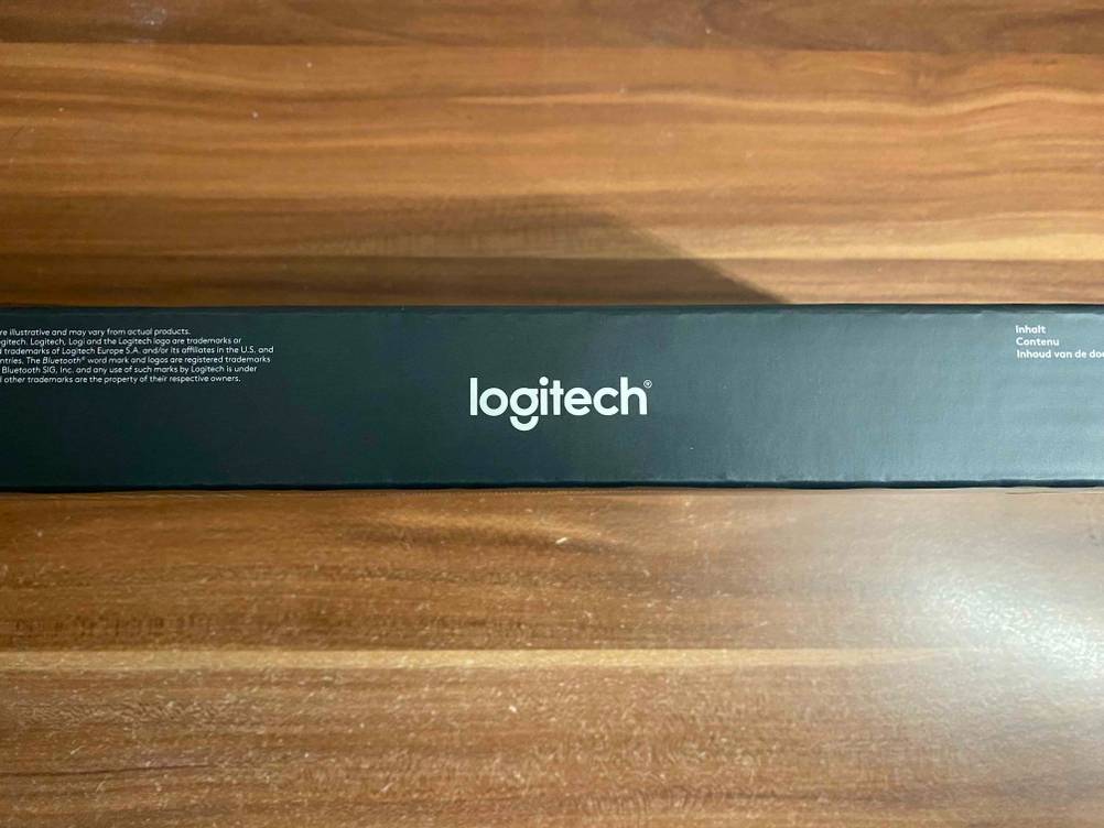 Beleuchtete Tastatur getestet: Die Originalverpckung von der Seite mit Logo.