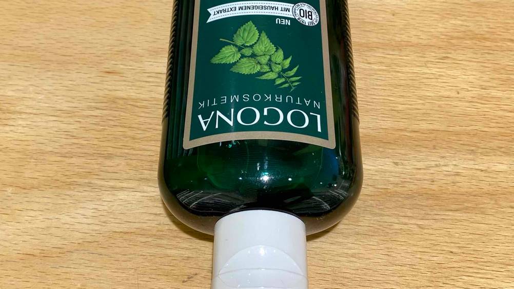 Detailaufnahme Deckel und Logo einer Flasche des getesteten Brennnessel-Shampoos.