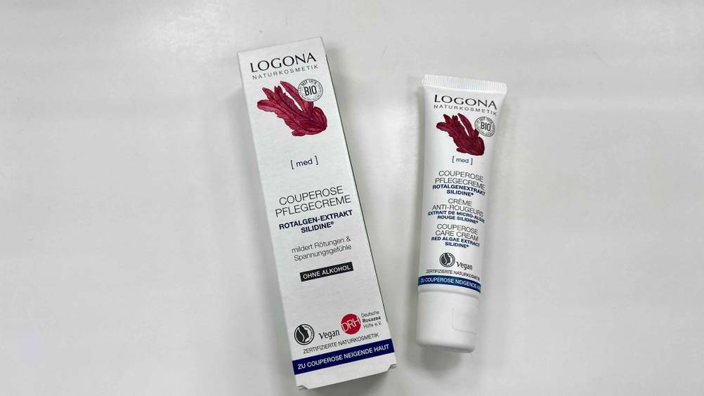 Couperose-Creme im Test: eine Tube und Verpackung von Couperose-Creme auf einer weißen Fläche liegend.