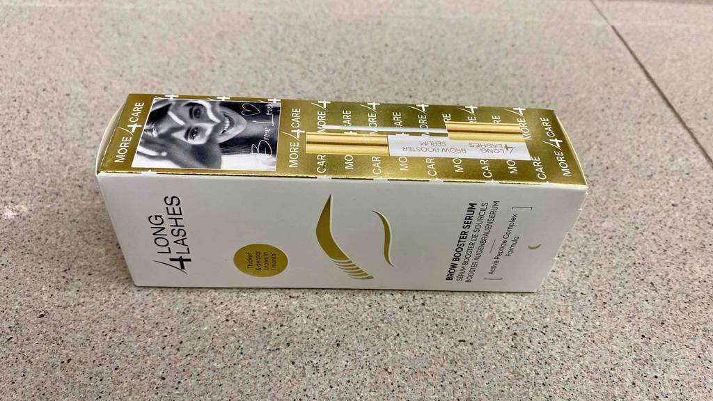 Augenbrauenserum-Test: Verpackung von Augenbrauenserum liegt auf einem Fliesenboden.