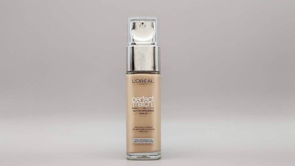 Die L’Oréal-Foundation, welche getestet wurde steht vor einem hellen Hintergrund.