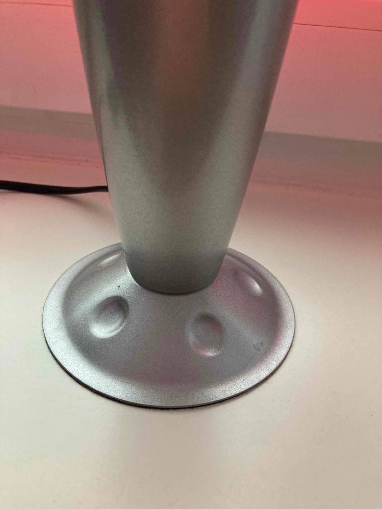 Lavalampe-Test: Detailaufnahme Standfuß auf einer hellen Fläche.