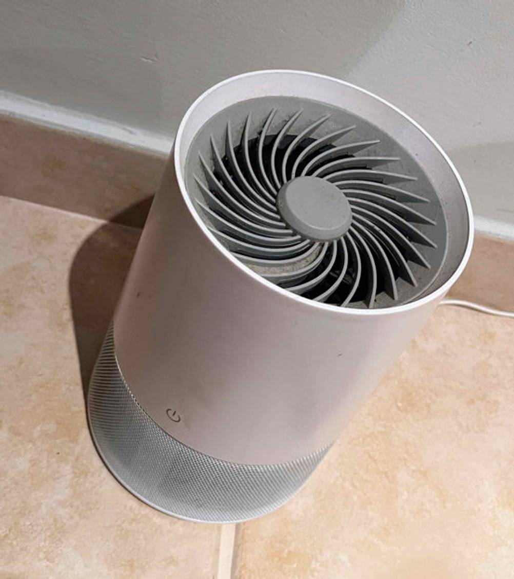 UVC-Luftreiniger getestet: Luftreiniger in der Farbe Weiß auf einem Boden stehend.