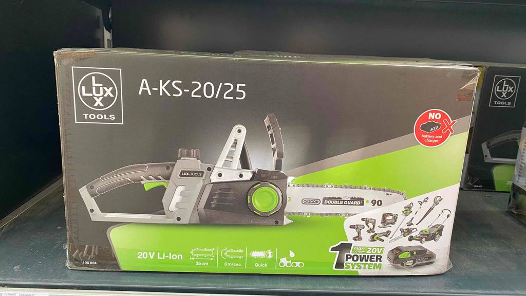 Akku-Kettensäge getestet: Eine Origianalverpackte Kettensäge im Regal