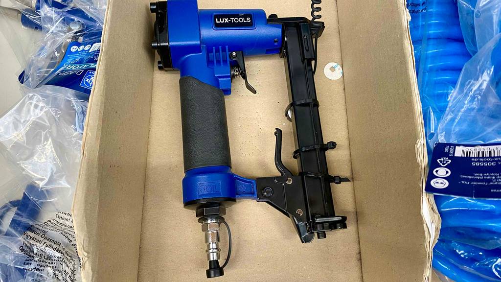 Drucklufttacker im Test: ein Drucklufttacker von Lux-Tools liegend auf einem Karton.
