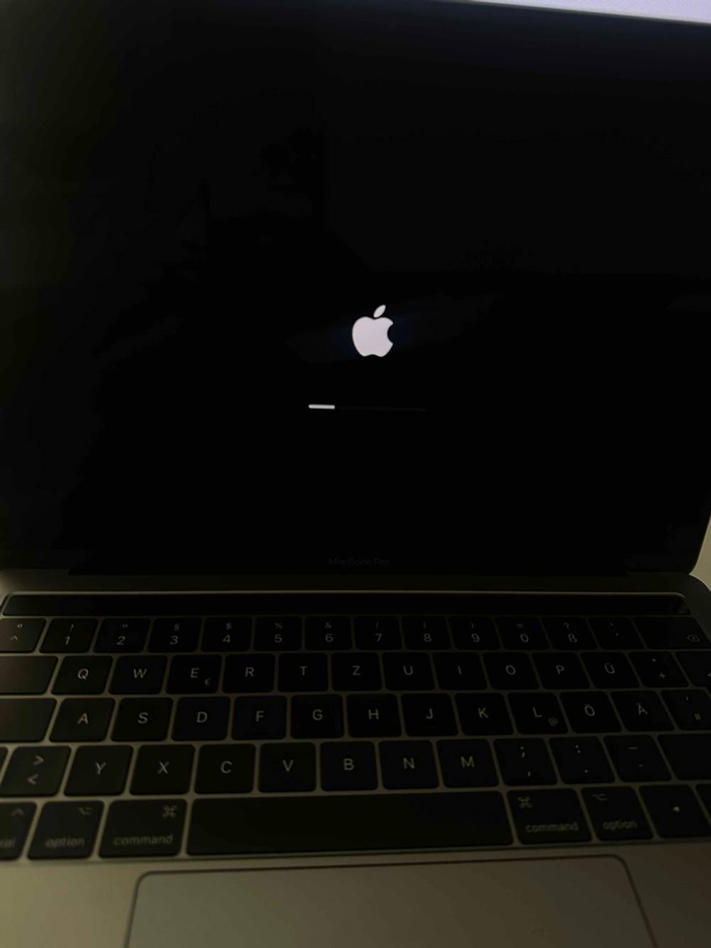 Ein getesteter Laptop für Bildbearbeitung und Musikproduktion mit Apple-Symbol auf dem Display.