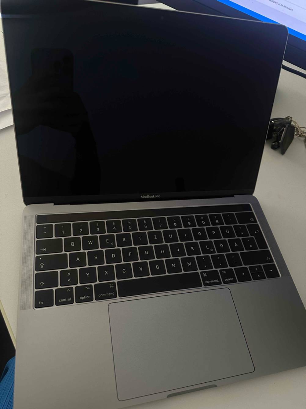 Ein aufgeklappter, getesteter Laptop für Bildbearbeitung und Musikproduktion.
