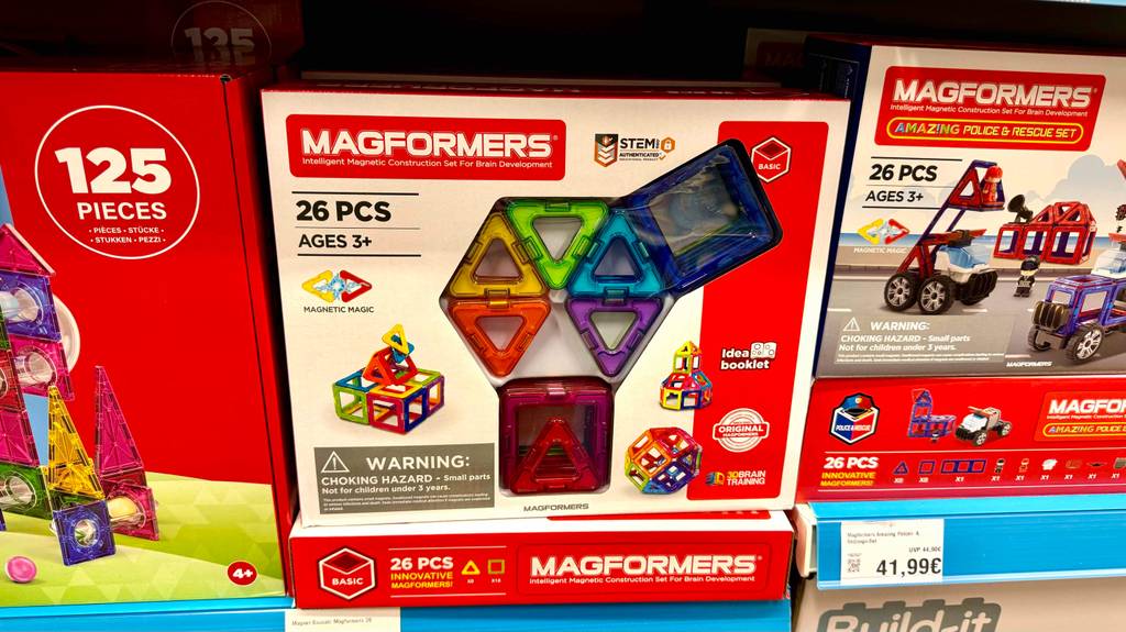 magnetische Bausteine getestet: eine Packung magnetische Bausteine steht in einem Regal.