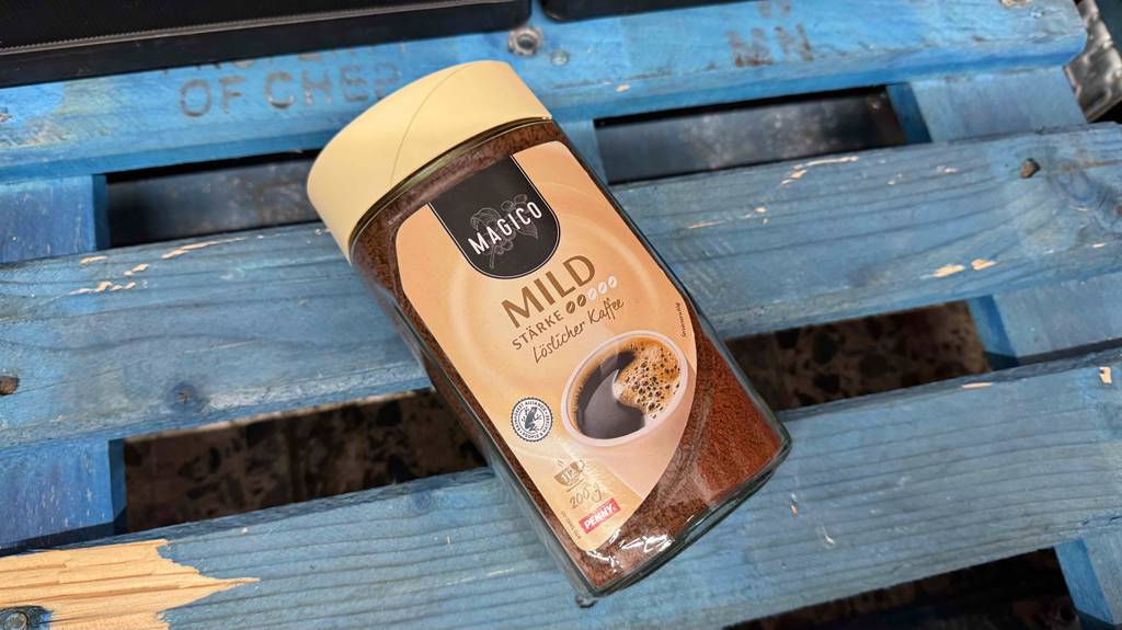 Milder Kaffee, der getestet wurde, befindet sich in einem Glasbehälter, der auf einer Palette liegt.