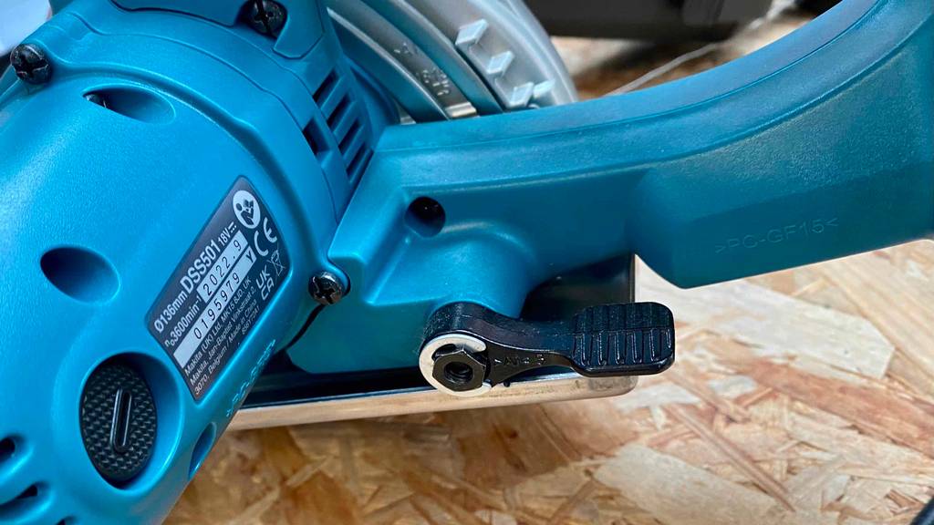 Getestete Makita-Akku-Handkreissäge mit Schnitttiefeeinstellung