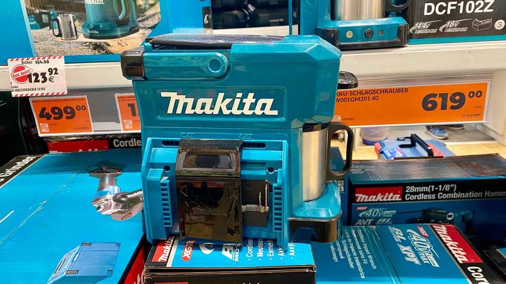 Eine getestete 12v-Kaffeemaschine mit Kanne darin auf Verpackungen platziert.