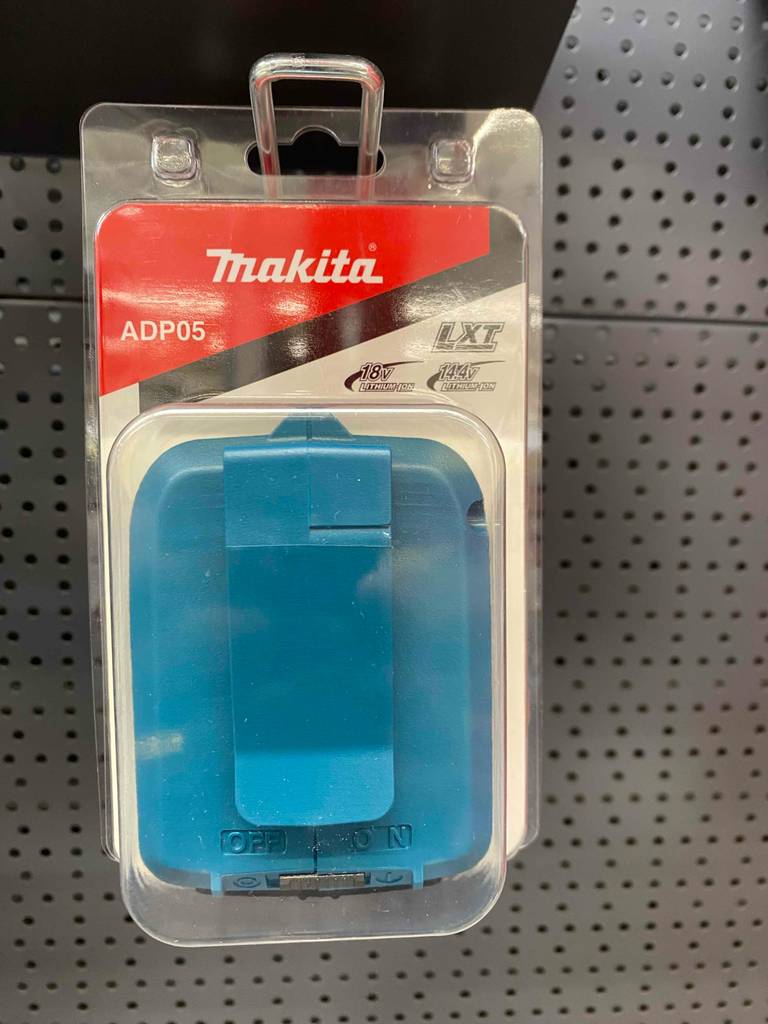 Makita-Akku im Test: ein Makita-Akku hängt in einem Regal.