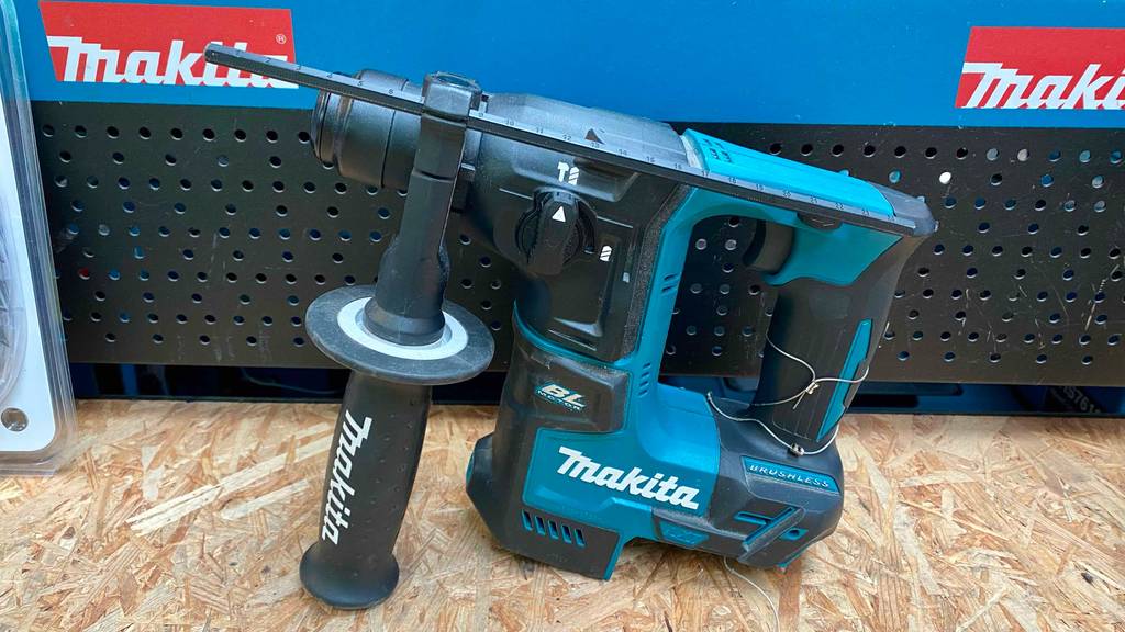 Makita-Akku-Bohrhammer im Test: Makita-Akku-Bohrhammer steht auf einem Holztisch.