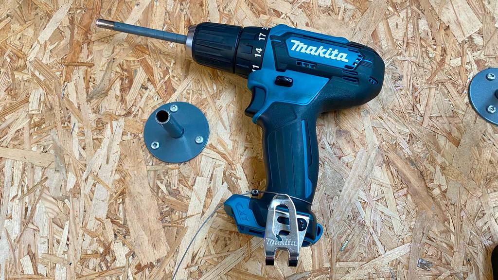 Makita-Akku-Schlagbohrschrauber im Test: Makita-Akku-Schlagbohrschrauber liegt auf einer Holzplatte.