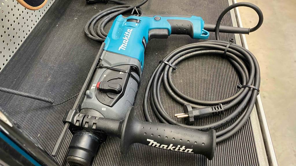 Makita-Bohrhammer getestet: Bohrhammer von Makita liegt ausgepackt in einem Geschäft, mit eingerolltem und fixiertem Kabel.