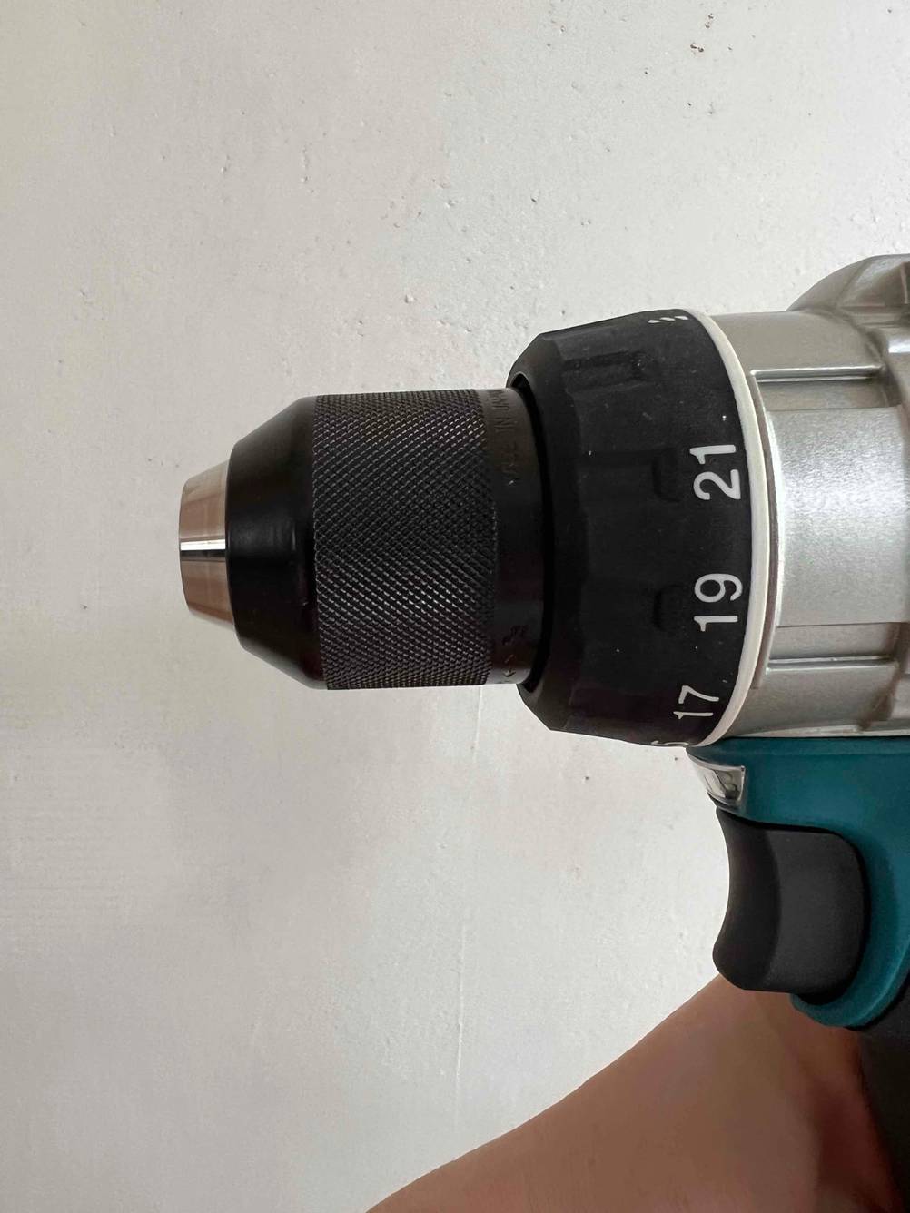 Nahaufnahme der Spannbacken eines getesteten bürstenlosem Akkuschraubers.