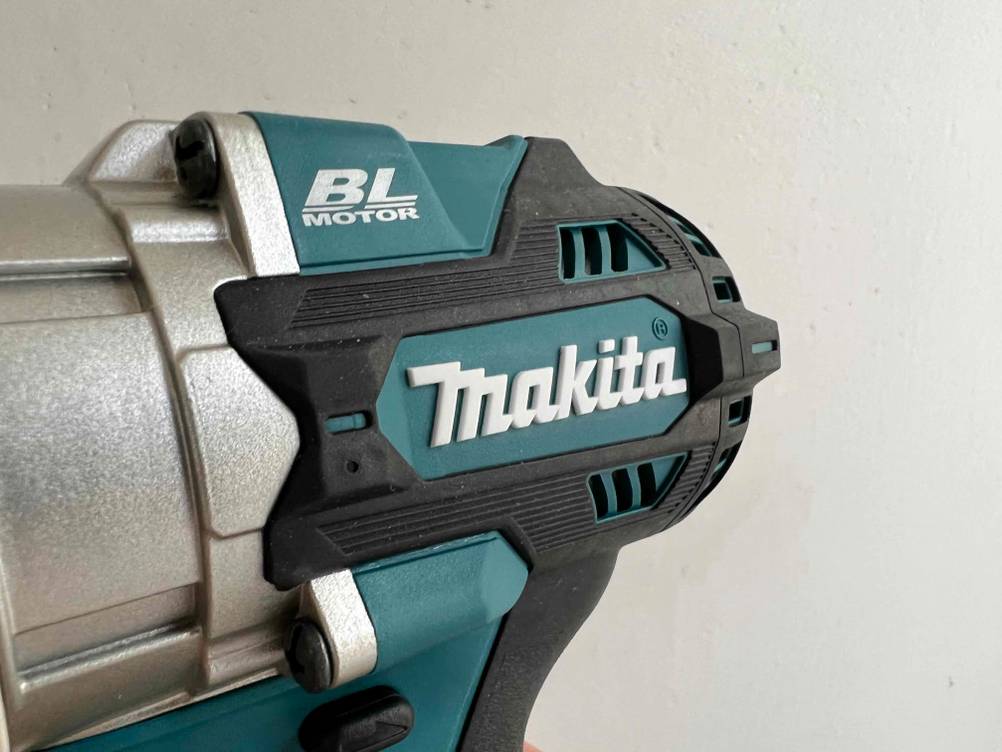 bürstenloser Akkuschrauber getestet: Detailaufnahme des Motors mit Logo.