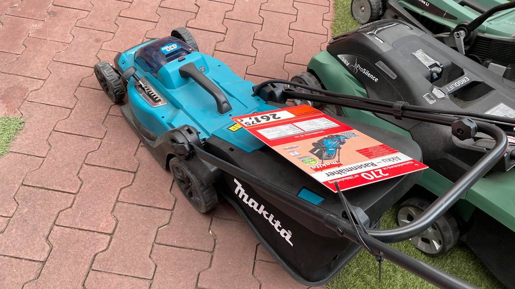 Makita-Rasenmäher im Test: Rückseite vom Makita-Rasenmäher.