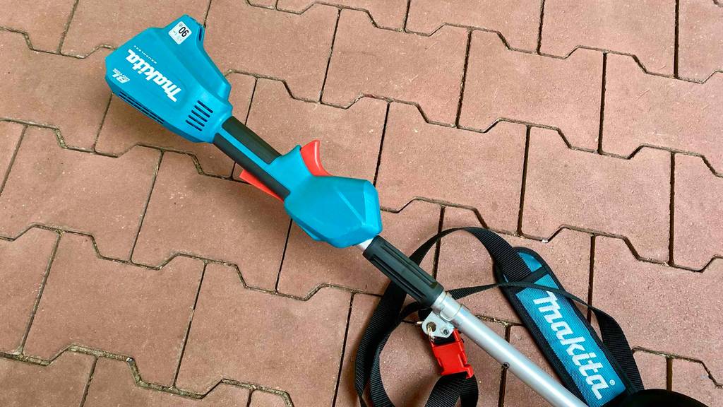 Makita-Rasentrimmer im Test: oberer Teil mit Schalter eines Makita-Rasentrimmers im Fokus.
