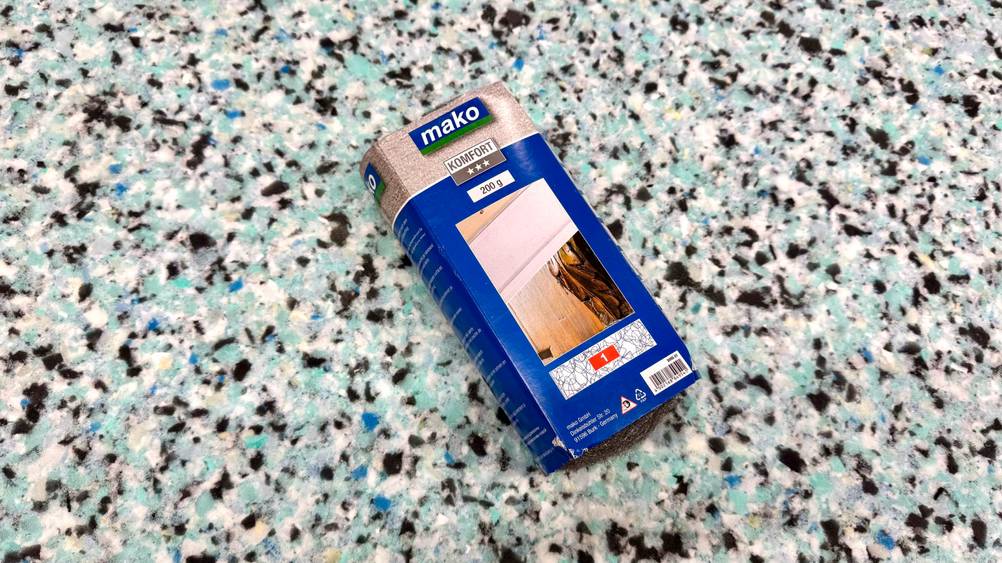 Die getestete Stahlwolle befindet sich in der Verpackung, die auf dem Boden liegt.