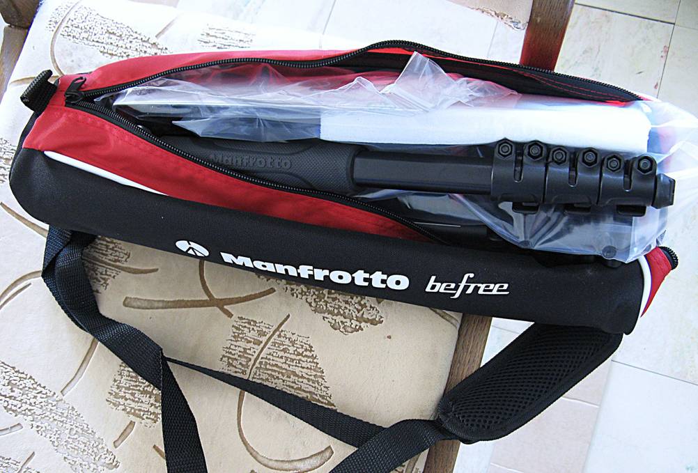 Die geöffnete Aufbwahrungstasche, worin sich das getestete Manfrotto-Stativ befindet.