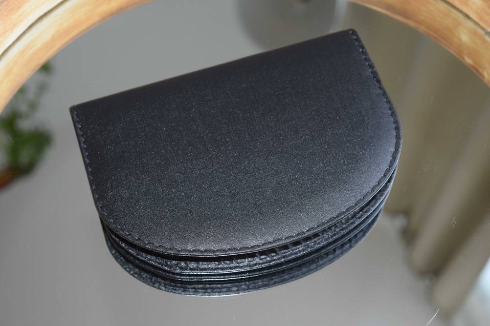 Maniküre-Set Aufbewahrungstasche liegt auf einem Spiegeltisch.