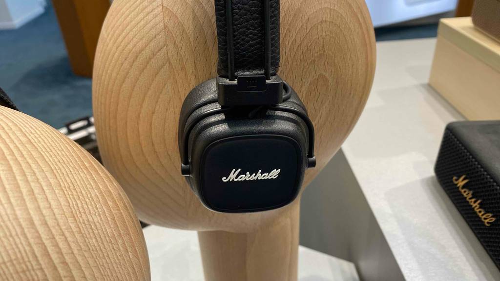 Marshall-Kopfhörer im Test: Kopfhörer auf einem Holzkopf.