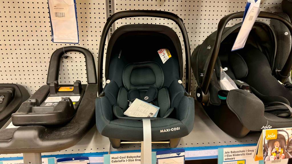 Frontaufnahme einer getesteten Maxi-Cosi-Babyschale in einem Regal stehend.