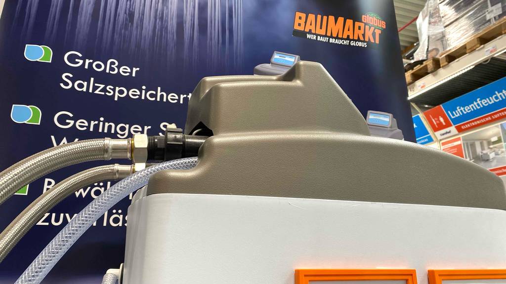 Oberer Teil mit Anschlüssen einer getesteten Wasserenthärtungsanlage.