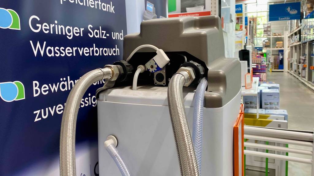 Wasserenthärtungsanlage getestet: Anschlüsse einer Wasserenthärtungsanlage im Fokus.
