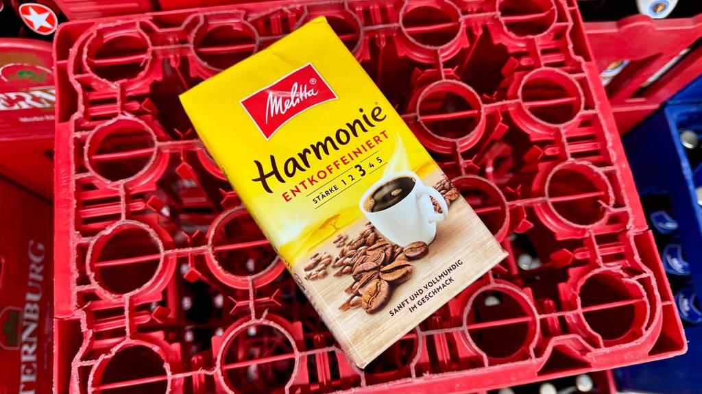 Die Verpackung der getesteten Melitta-Kaffeebohnen liegen auf einer roten Getränkekiste.