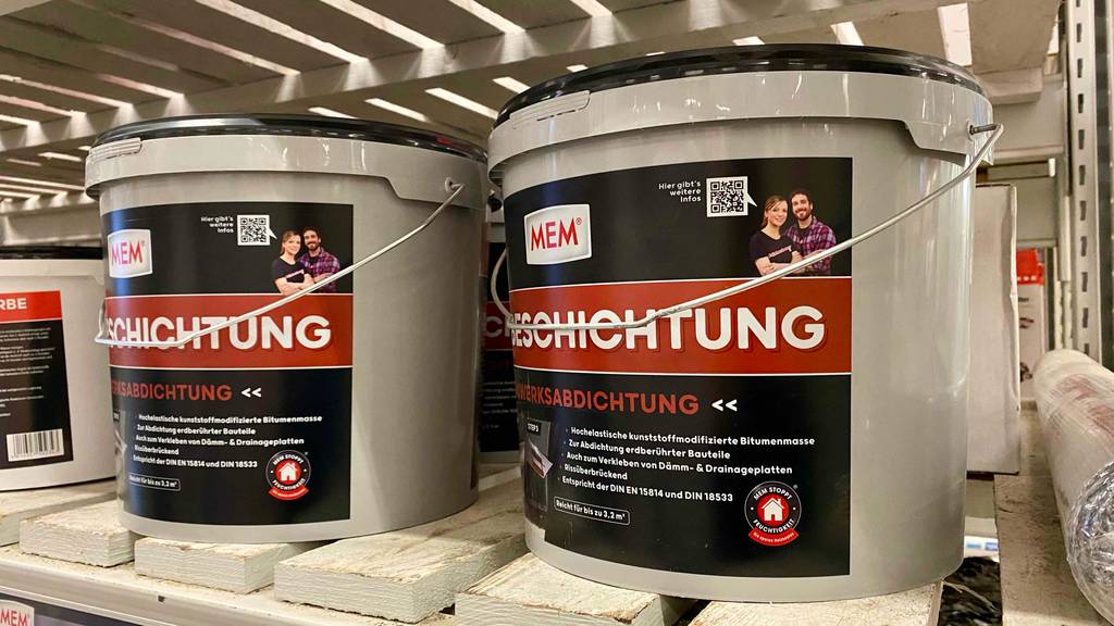 Bitumen-Dickbeschichtung getestet: mehrere Bitumen-Dickbeschichtung stehen in einem Geschäft nebeneinander.