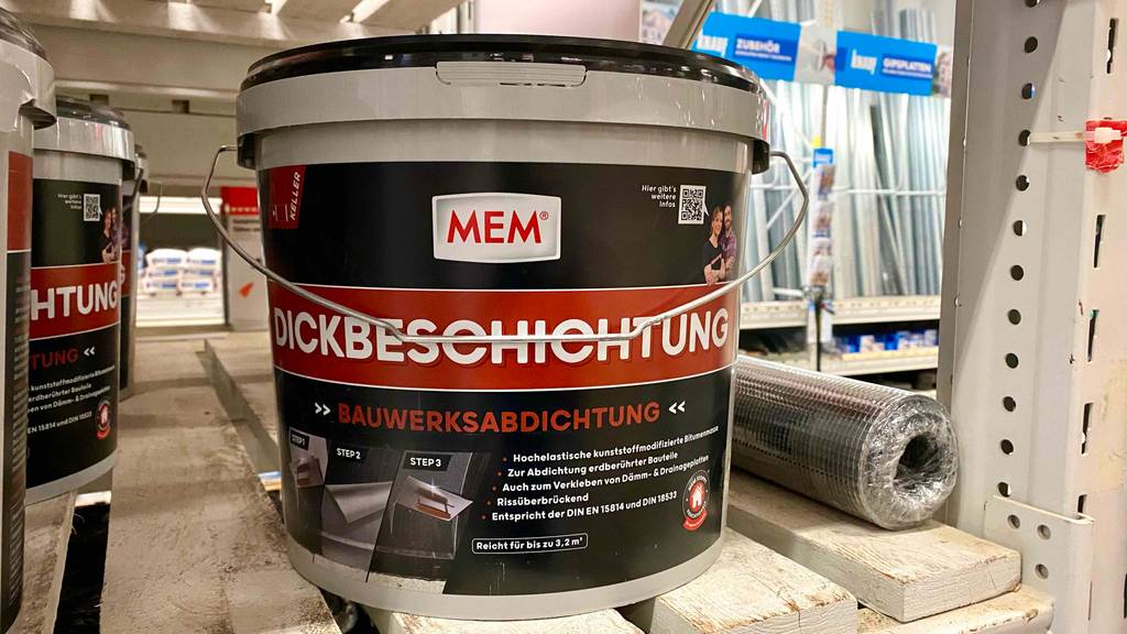 Bitumen-Dickbeschichtung im Test: einKübel Bitumen-Dickbeschichtung von vorn ersichtlich.