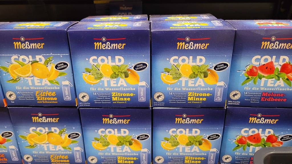 Mehrere Packungen des getesteten Meßmer-Cold-Teas stehen in einem Regal.