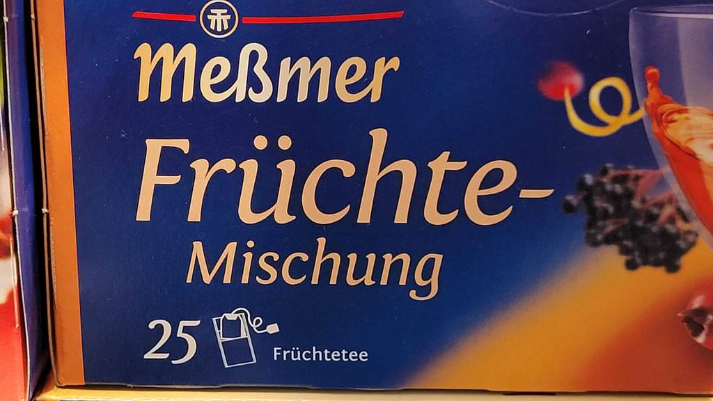Nahaufnahme der Verpackung des getesteten Meßmer-Früchtetees, worauf der Produktname und die Anzahl der enthaltenen Beutel darauf ersichtlich sind.