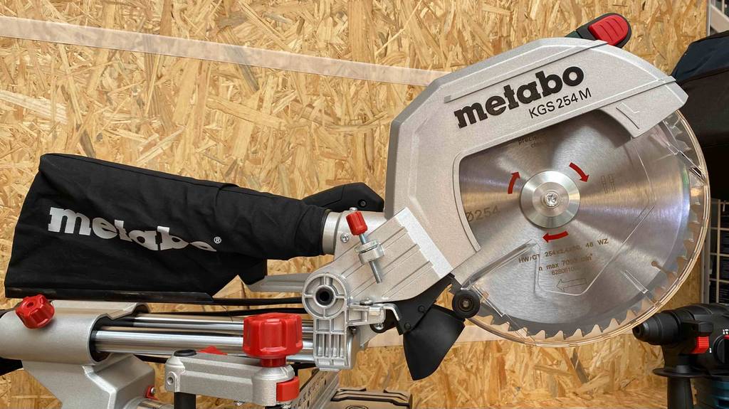 Metabo-Kappsäge im Test: Sägeblatt einer Metabo-Kappsäge im Fokus.